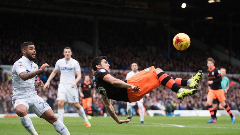 LEEDS, ENGLAND - FEBRUARY 25: Fernando Forestieri of Sheffield Wednesday attempts a over head kick during the Sky Bet Championship match between Leeds Unit