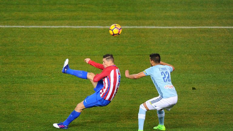 MADRID, SPAIN - FEBRUARY 12:   Fernando Torres of Club Atletico de Madrid scores his team's 1st goal during the La Liga match between Club Atletico de Madr