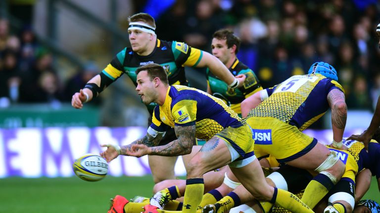   Francois Hougaard gets the ball away for Worcester