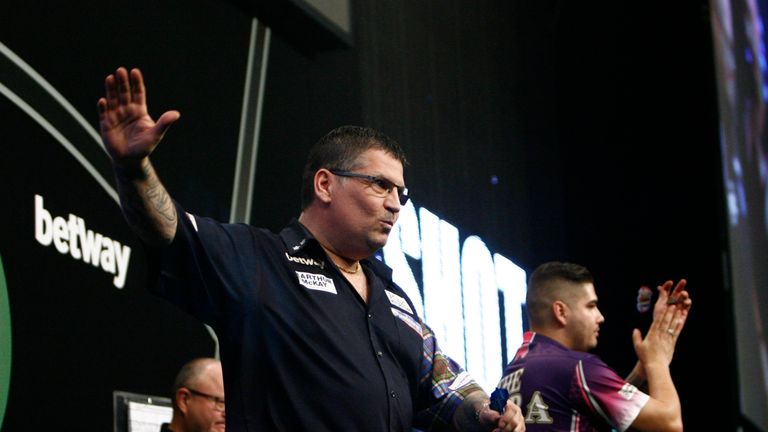 BETWAY PREMIER LEAGUE DARTS.MOTORPOINT ARENA,NOTTINGHAM.PIC;LAWRENCE LUSTIG.GARY ANDESON V JELLE KLAASEN.GARY ANDERSON IN ACTION