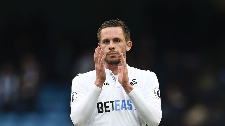 Swansea City's Icelandic midfielder Gylfi Sigurdsson applauds supporters after the English Premier League football match between Manchester City and Swanse