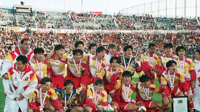 TO GO WITH Fbl-Asia-ENG-Pr-Arsenal-JPN-Wenger,FOCUS by Shigemi SATO
This picture taken on January 1, 1996 shows Arsene Wenger (C-top row), when he was mana