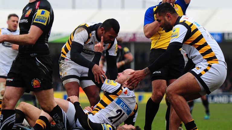 Kurtley Beale congratulates Joe Simpson after Wasps claim the vital final try of the game