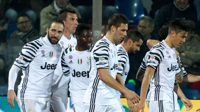 Juventus' Argentinian forward Gonzalo Higuain (L) celebrates with teammates during the Italian Serie A football match between FC Crotone and Juventus FC on