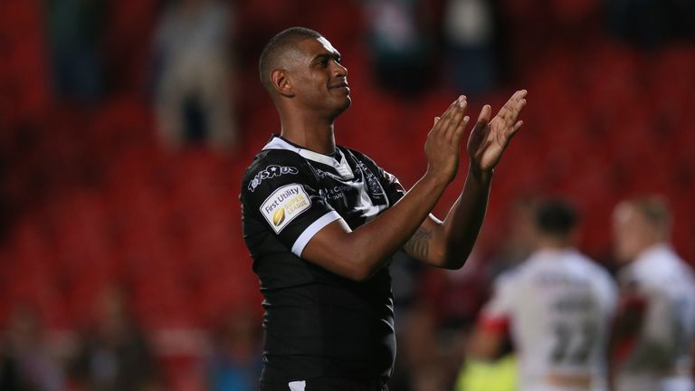 02/09/2016 - St Helens v Hull FC - Langtree Park, St Helens, England - Hull FC's Leon Pryce applauds the saints fans at the end of the game