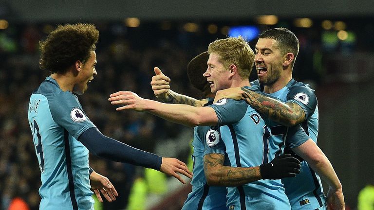 Manchester City's Belgian midfielder Kevin De Bruyne (2R) celebrates scoring his team's first goal during the English Premier League football match between