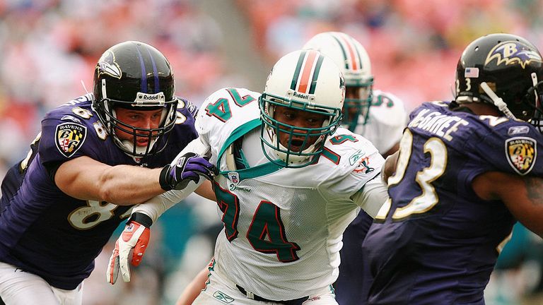 MIAMI - DECEMBER 16:  Tight end Quinn Sypniewski #88 of the Baltimore Ravens tries to keep defensive end Quentin Moses #74 of the Miami Dolphins from getti