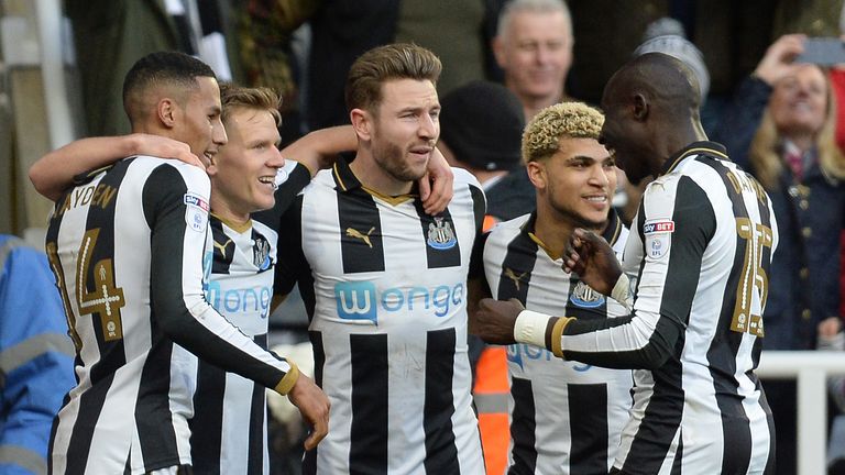 Newcastle United's Matt Ritchie (second left) celebrates with teammates after scoring his side's first goal during the Sky Bet Championship match at St Jam