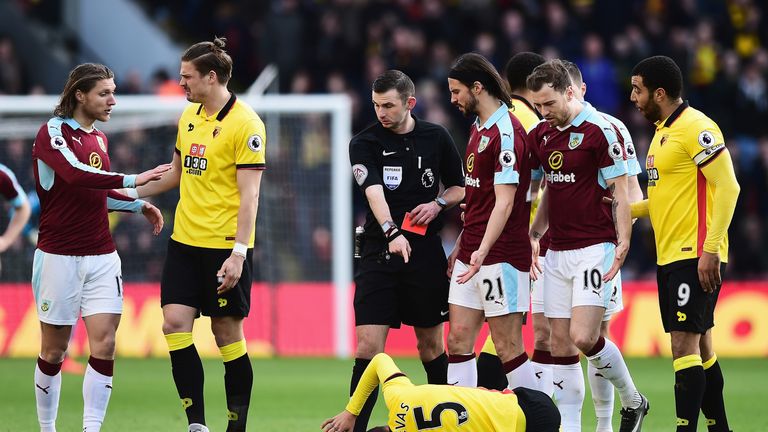 Jeff Hendrick speaks with Sebastian Prodl after a foul on Jose Holebas results in his sending off