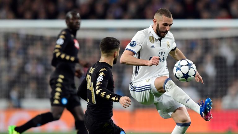 Karim Benzema keeps the ball for Real Madrid