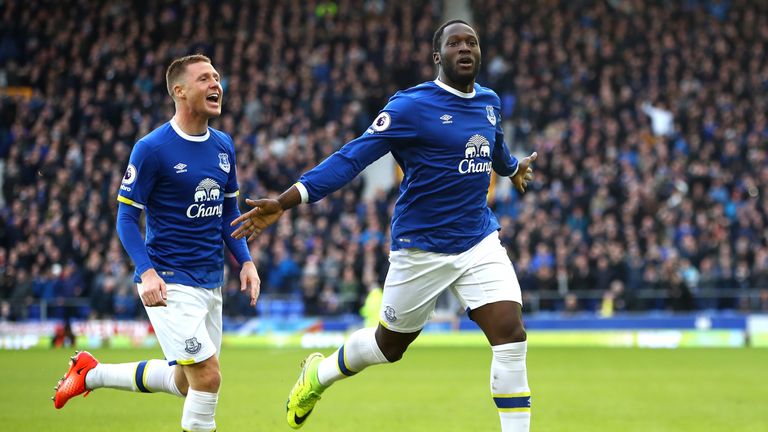 Romelu Lukaku (R) celebrates his goal