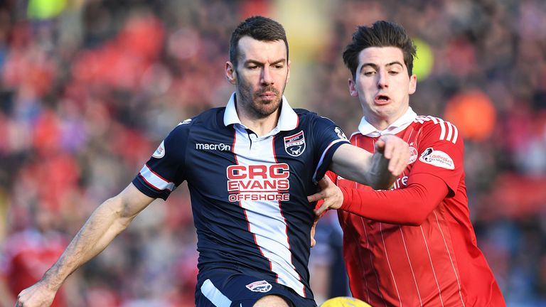 Ross County's Paul Quinn (L) and Aberdeen's Kenny McLean in action 