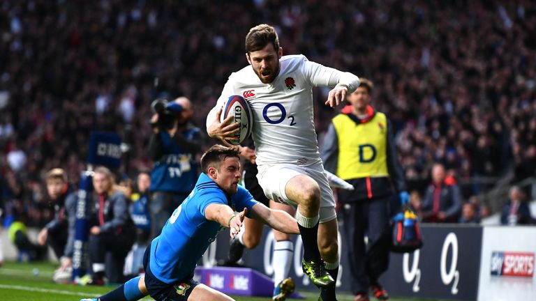 Elliot Daly scores England's third try against Italy