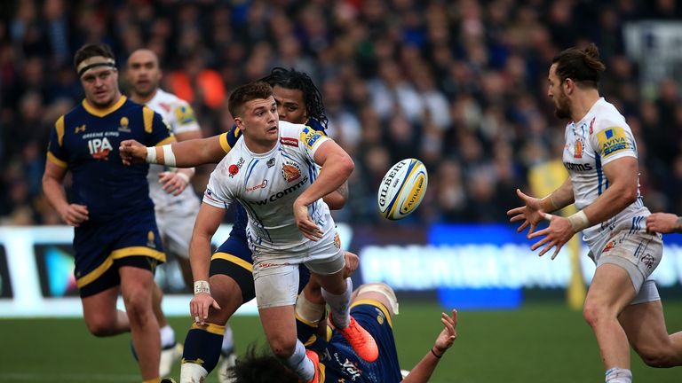 Henry Slade offloads to set up Michele Campagnaro for a try against Worcester