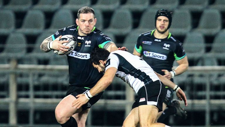 Paul James makes a break against Zebre