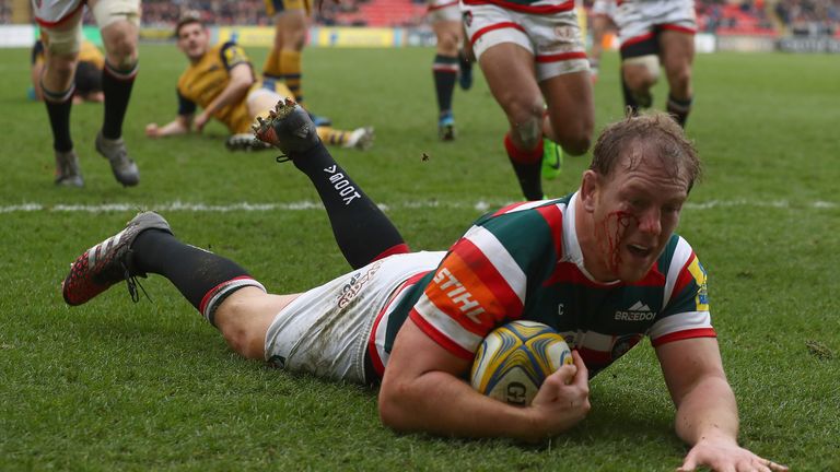 Pat Cilliers scores Leicester's first try
