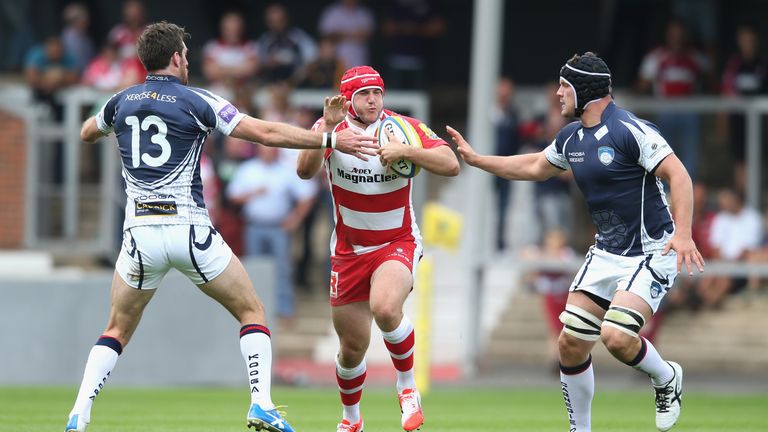 Steve McColl of Gloucester moves between Jon Clarke (L) and Ryan Burrows (R)