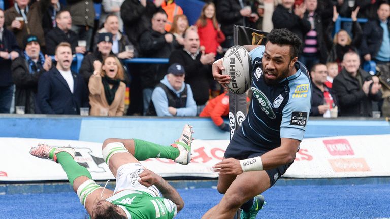 Willis Halaholo gets away from Treviso's Filo Paulo