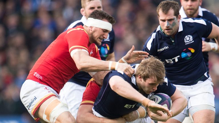 Sam Warburton gets to grips with Jonny Gray during Wales' defeat to Scotland