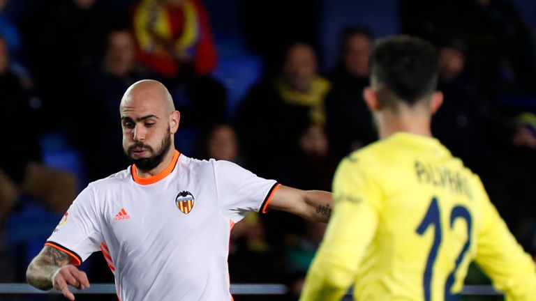 Valencia's Italian forward Simone Zaza (L) drives the ball during the Spanish League football match Villarreal CF vs Valencia CF at El Madrigal stadium in 
