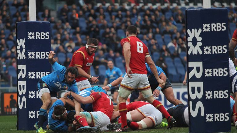 ROME, ITALY - FEBRUARY 05:  Edoardo Gori of Italy (C) scores the opening try during the RBS Six Nations match between Italy and Wales at Stadio Olimpico on