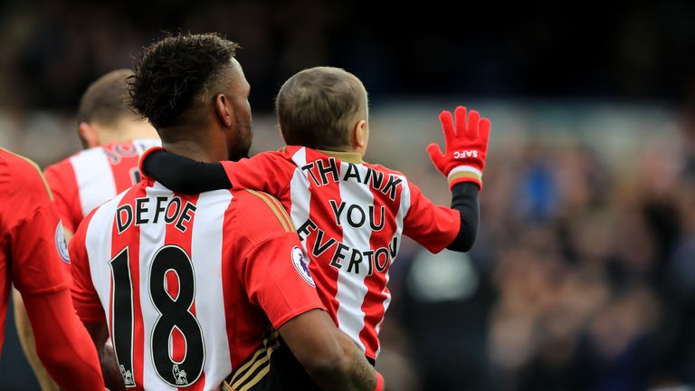 Bradley Lowery wears a Sunderland shirt with 'Thank You Everton' on the back