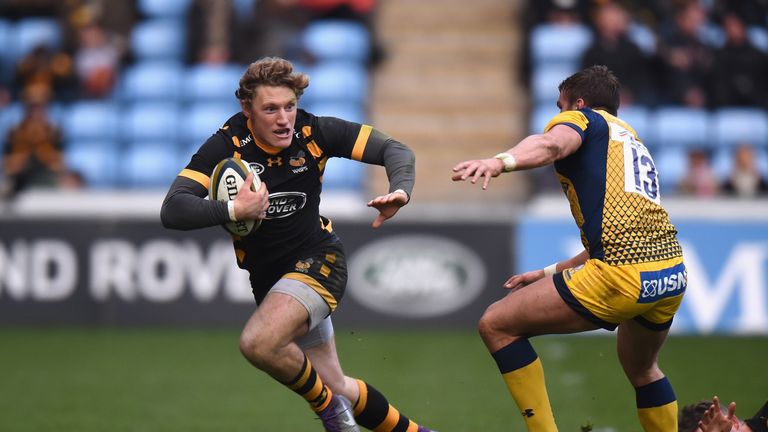 COVENTRY, ENGLAND - NOVEMBER 13:  Tom Howe of Wasps escapes from a challenge from Andy Short of  Worcester Rugby during the Anglo-Welsh Cup match between W