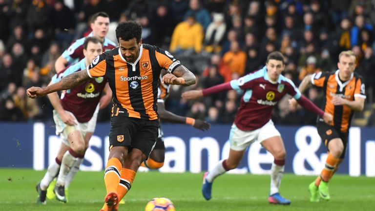 HULL, ENGLAND - FEBRUARY 25:  Tom Huddlestone of Hull City scores his sides first goal from the penalty spot during the Premier League match between Hull C