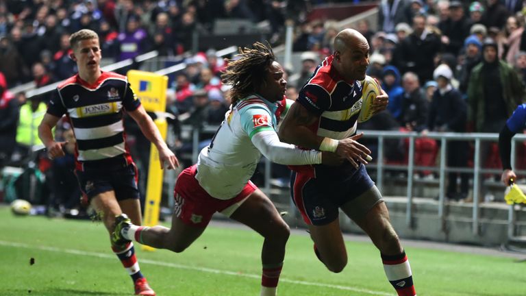 Tom Varndell holds off Marland Yarde to score his 91st Premiership try