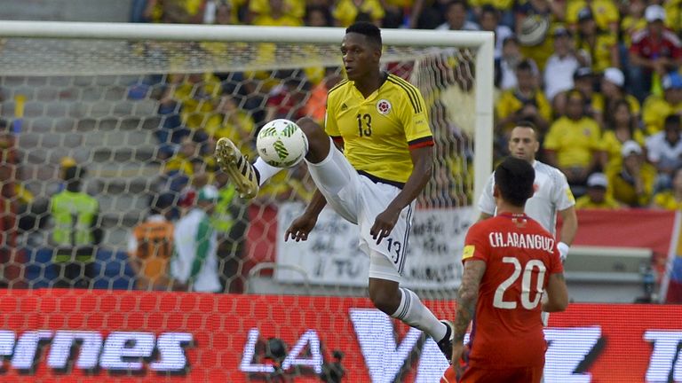 Colombia's defender Yerry Mina (L) and Chile's midfielder Charles Aranguiz vie for the ball during their 2018 FIFA World Cup qualifiers football match in B