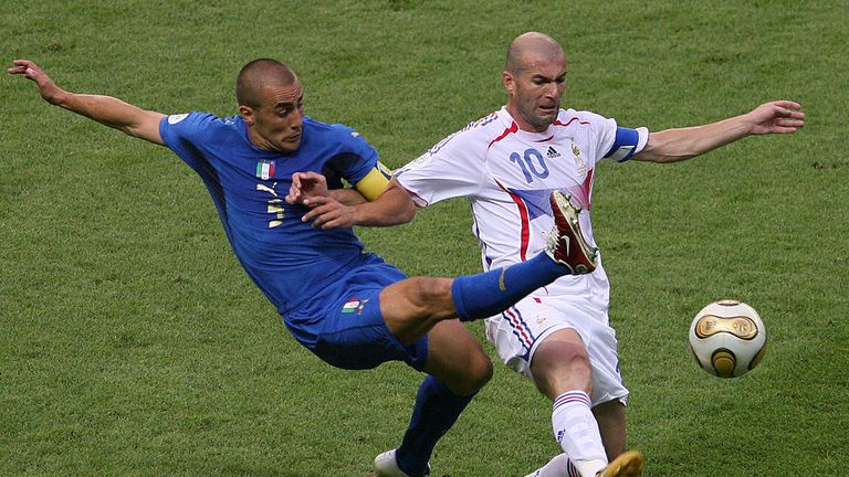 Berlin, GERMANY:  French midfielder Zinedine Zidane (R) fights for the ball with Italian defender Fabio Cannavaro  during the World Cup 2006 final football
