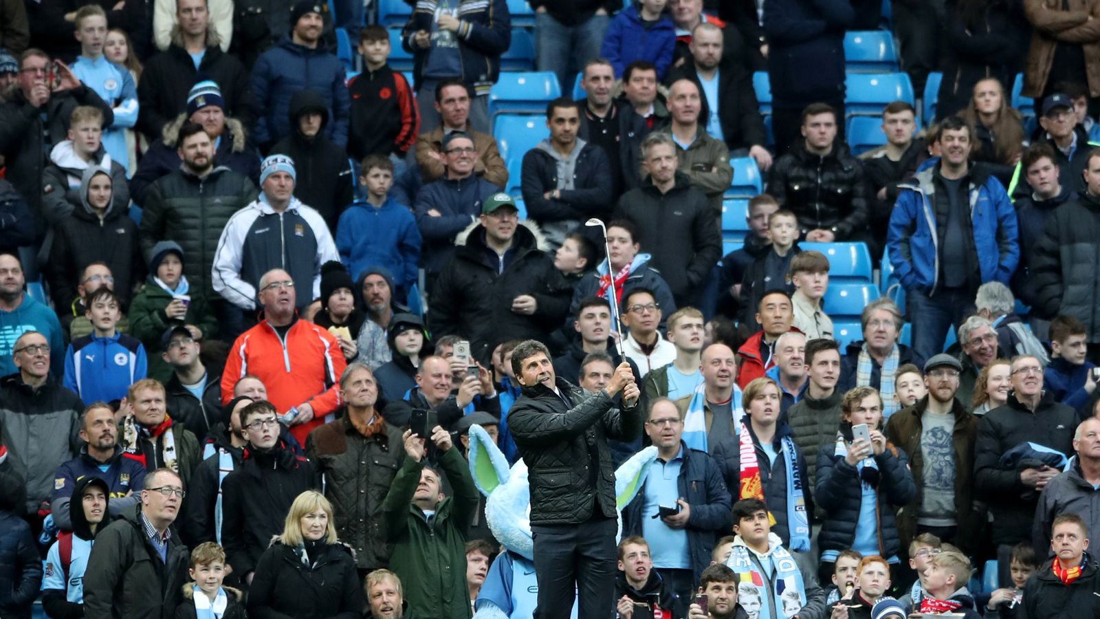 Jose Maria Olazabal Shows Off His Chipping Talents At Etihad Stadium 