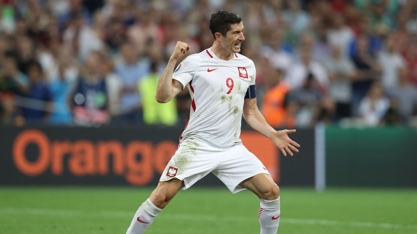 Польша армении. Robert Lewandowski Poland. Armenia Poland Football. Armenia Football.