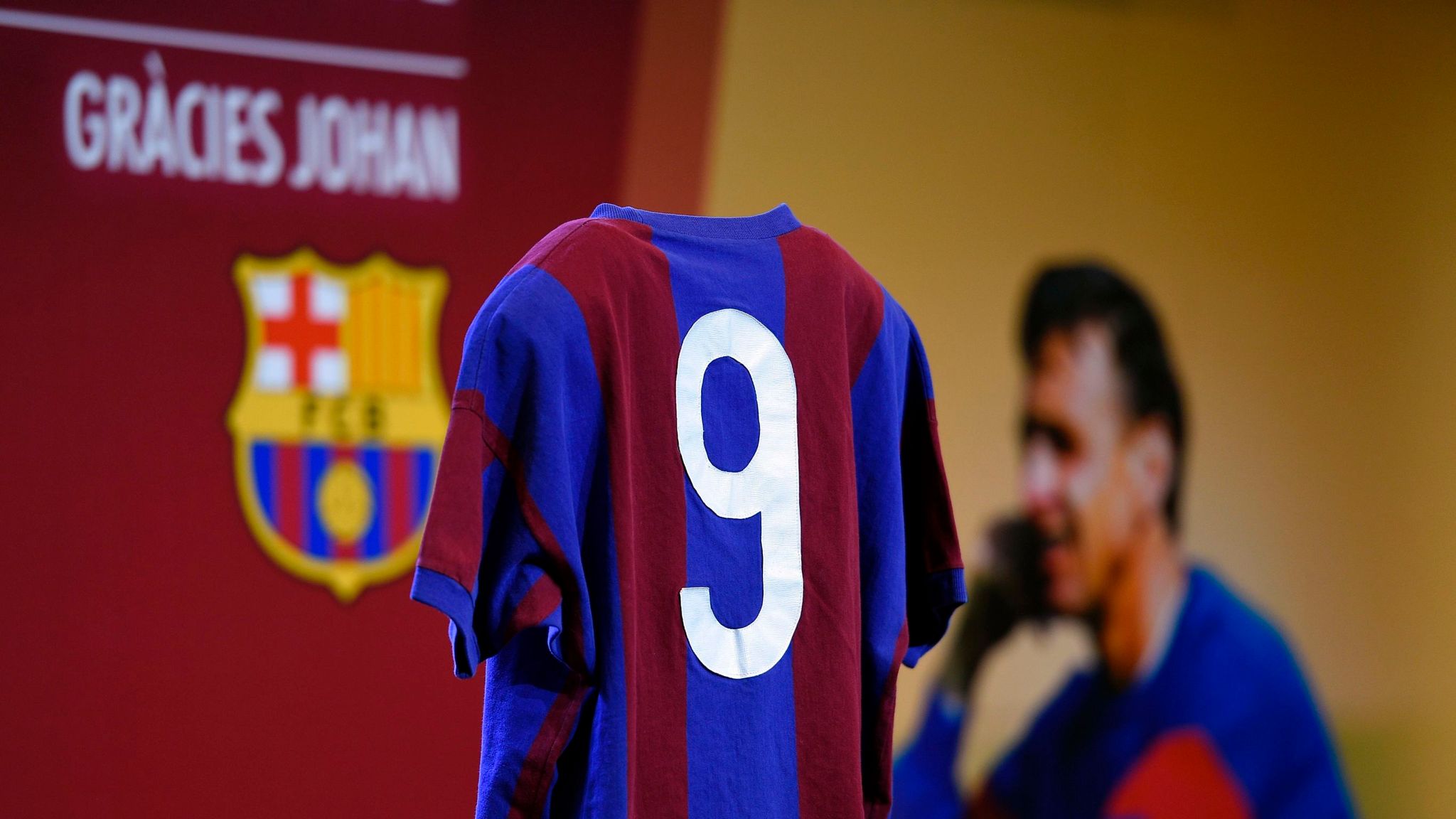 Havoc Verpletteren Kosciuszko Barcelona to honour Johan Cruyff with Nou Camp statue | Football News | Sky  Sports