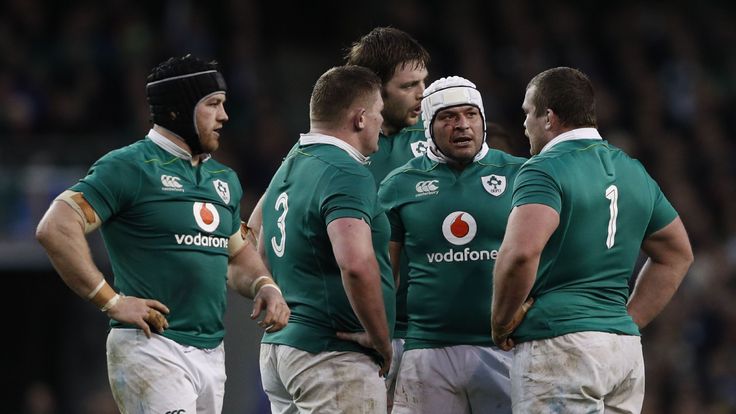 Rory Best (second right) speaks to Jack McGrath (R) and Tadhg Furlong (second left)