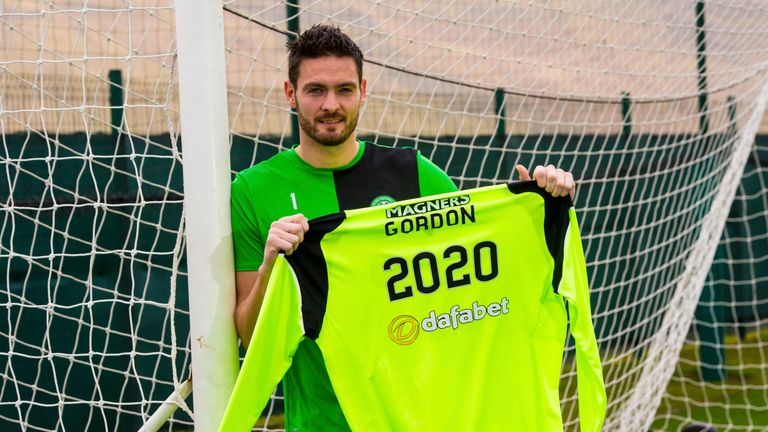 Celtic goalkeeper Craig Gordon has signed a new contract with the club until 2020.