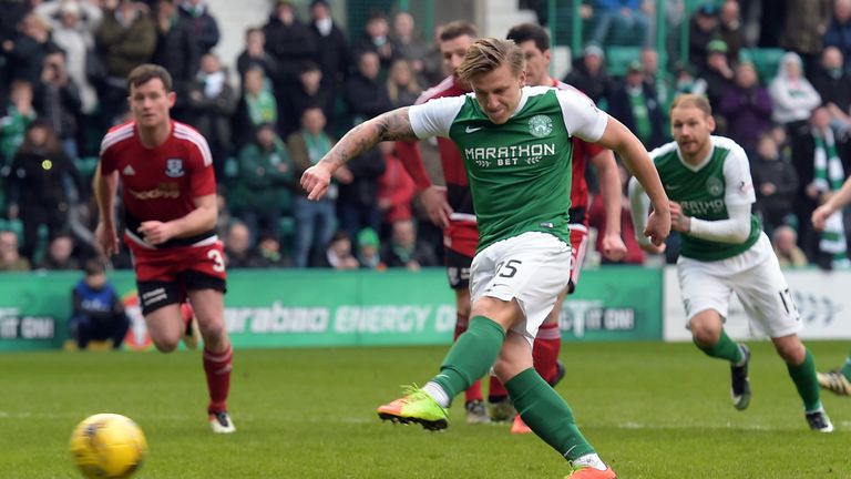 Jason Cummings makes it 2-0 for Hibs from the spoot