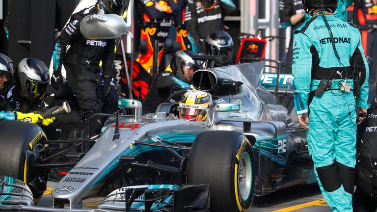  Der zuvor als stärker eingeschätzte Lewis Hamilton fährt überraschend nur auf Platz zwei beim ersten Grand Prix in Australien. Sebastian Vettel gewinnt und profitiert davon, dass sich Mercedes in der Strategie verzockt hat.