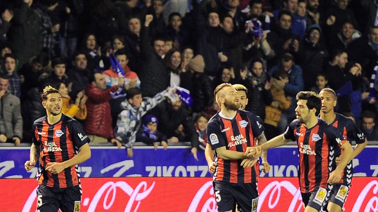 Deportivo Alaves players celebrate Serbian forward Aleksandar Katai's (2L) goal during the Spanish league football match Deportivo Alaves vs Sevilla FC at 