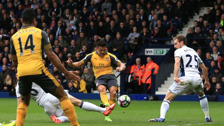 Arsenal's Chilean striker Alexis Sanchez (C) shoots and scores during the English Premier League football match between West Bromwich Albion and Arsenal at
