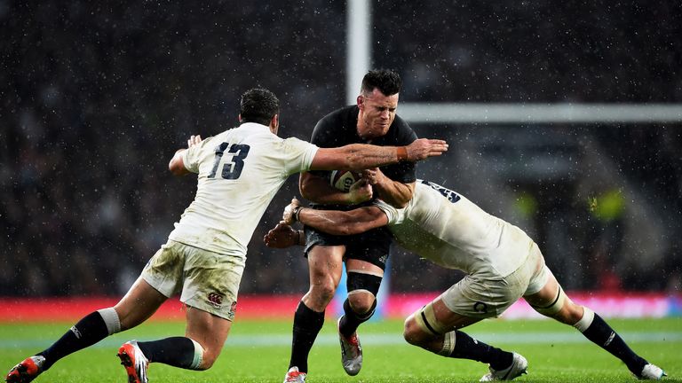Ryan Crotty takes on Brad Barritt in New Zealand's last visit to Twickenham in 2014
