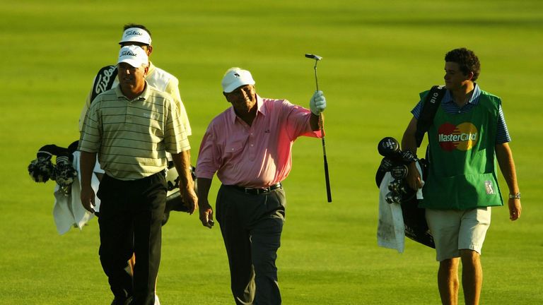 Arnold Palmer heads to the 18th green for the final time with grandson Sam Saunders on the bag