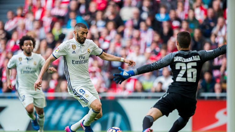 BILBAO, SPAIN - MARCH 18:  Karim Benzema of Real Madrid competes for the ball with Kepa Arrizabalaga of Athletic Club during the La Liga match between Athl