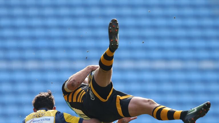 Bryce Heem of Worcester hits Willie Le Roux  in the air and is subsequently sent off 