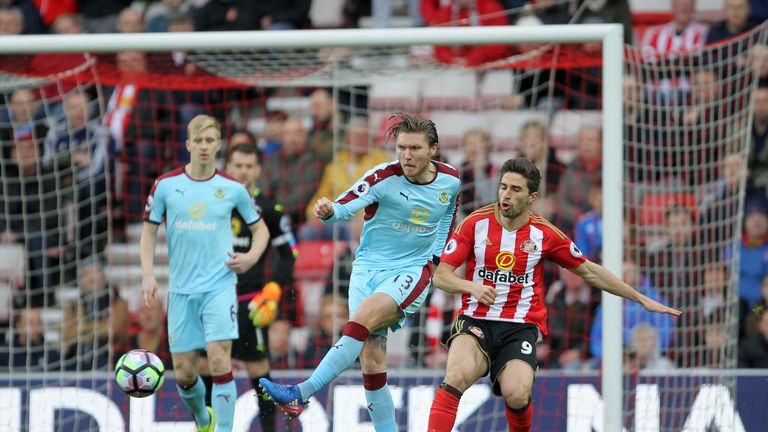 Burnley midfielder Jeff Hendrick (left) and Sunderland's Fabio Borini battle for the ball