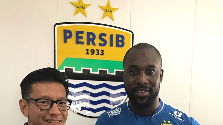 Carlton Cole signs for Persib Bandung