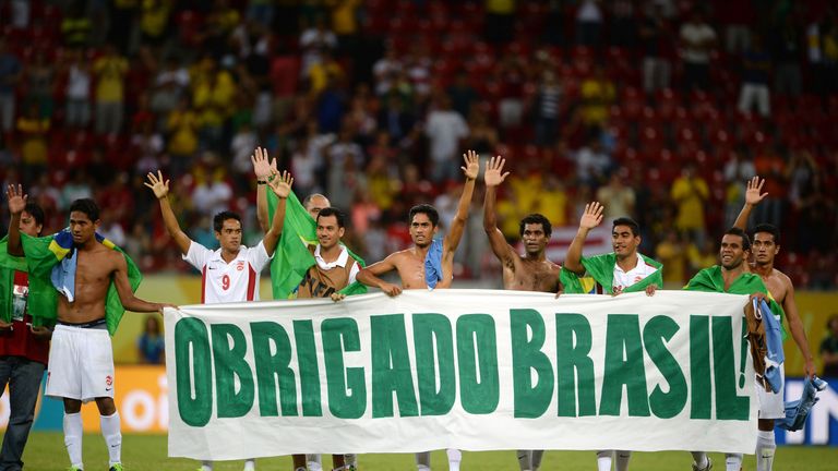 RECIFE, BRAZIL - JUNE 23:  Tahiti holds up a sign reading "Obrigado Brasil" after the FIFA Confederations Cup Brazil 2013 Group B match between Uruguay and