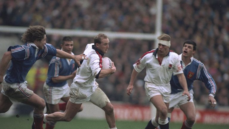 1992:  Dewi Morris (centre left) of England makes a break in the England v France match during the 1992 Five Nations Championships at Twickenham