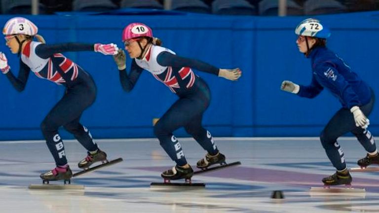 Elise Christie (L) in training with her GB team-mates 