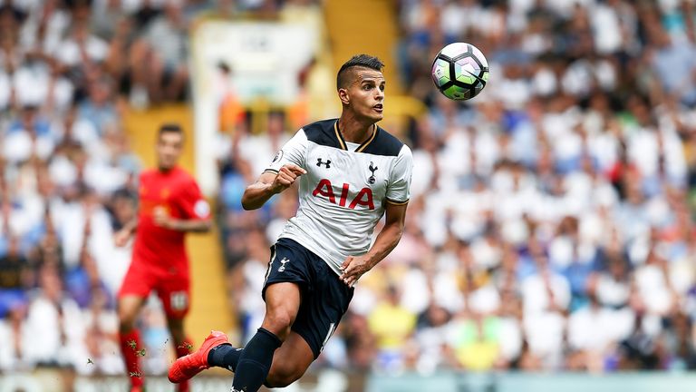 Erik Lamela keeps his eye on the ball during the Premier League match between Tottenham Hotspur and Liverpool